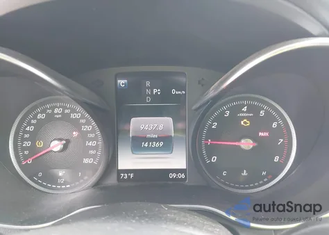 2018 Mercedes-Benz C 300 z USA, uszkodzony, nr VIN 55SWF4JB2JU241494